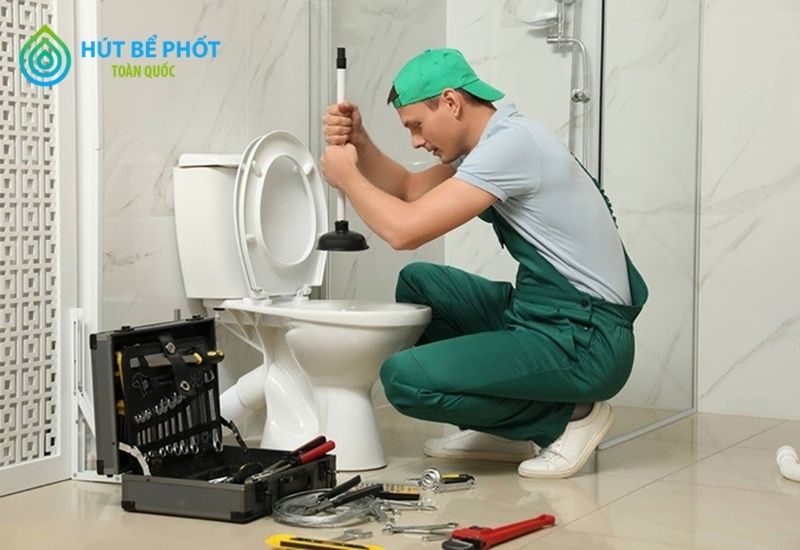 thông bồn cầu bị tắc vật cứng