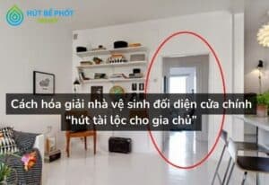 nhà vệ sinh đối diện cửa chính