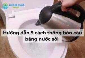 thông bồn cầu bằng nước sôi